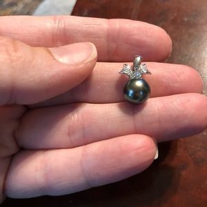 Tahitian green/black pearl and diamond pendant set in white gold